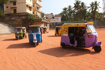 Rickshaw Challenge in India from the Travel Scientists. Race tuk tuks! The rally starts with a training and we all become certified rickshaw drivers.